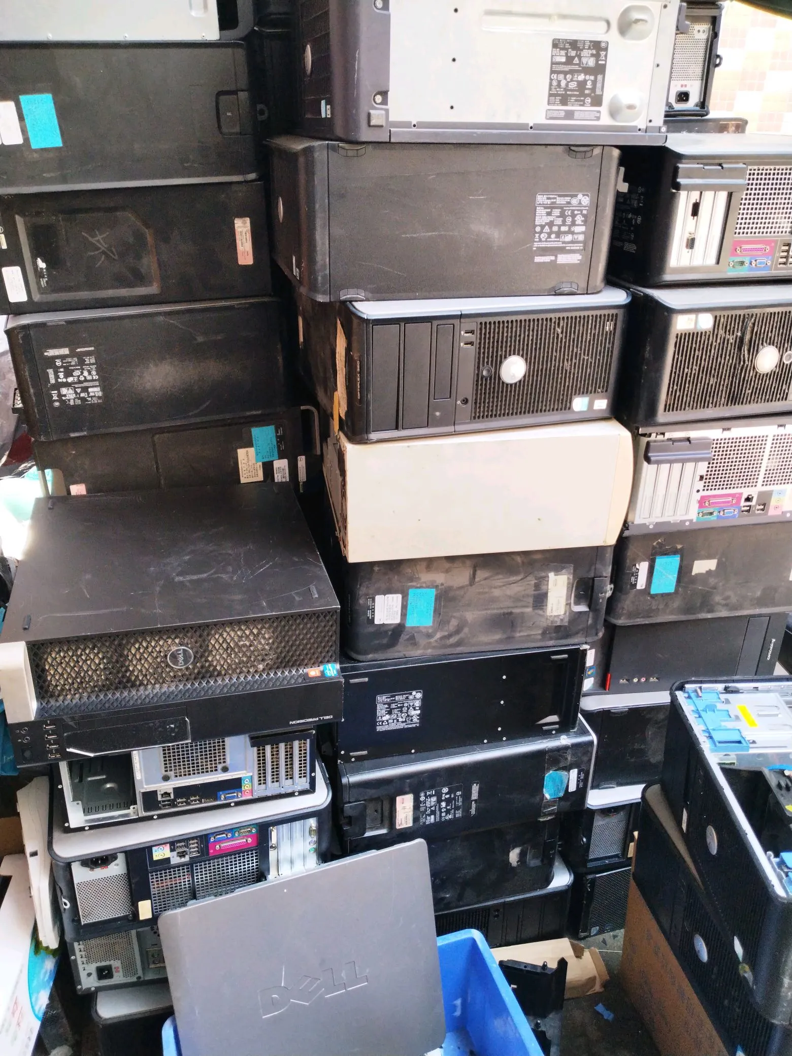 服务器废灯具高价回收旧服务器废物质库房物质